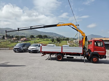 Mercedes-Benz 817 autocarro con GRU 1990 