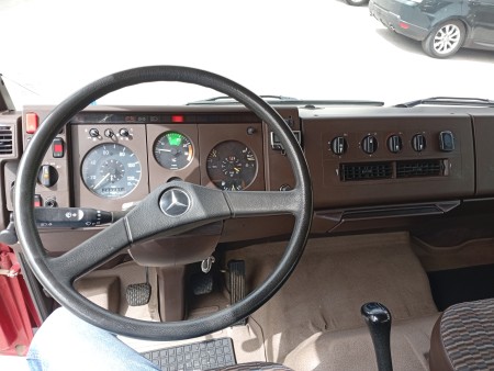 Mercedes-Benz 817 autocarro con GRU 1990 