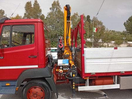 Mercedes-Benz 817 autocarro con GRU 1990 