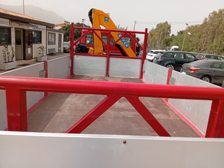 Mercedes-Benz 817 autocarro con GRU 1990 