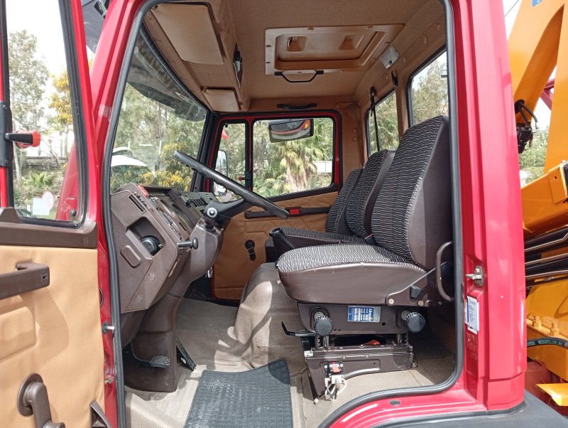Mercedes-Benz 817 autocarro con GRU 1990 