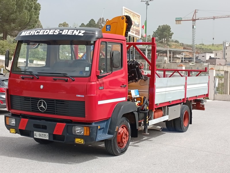 Mercedes-Benz 817 autocarro con GRU 1990 