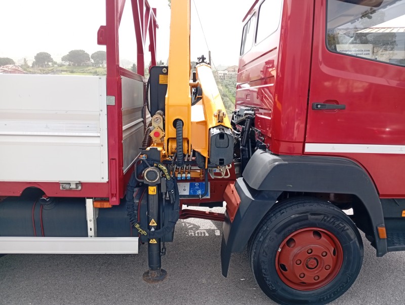 Mercedes-Benz 817 autocarro con GRU 1990 