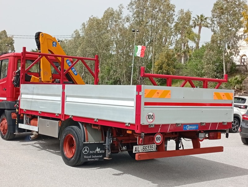 Mercedes-Benz 817 autocarro con GRU 1990 