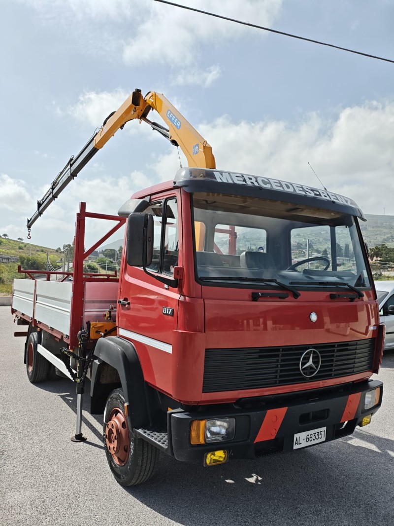 Mercedes-Benz 817 autocarro con GRU 1990 