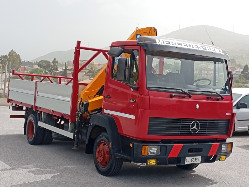 Mercedes-Benz 817 autocarro con GRU 1990 